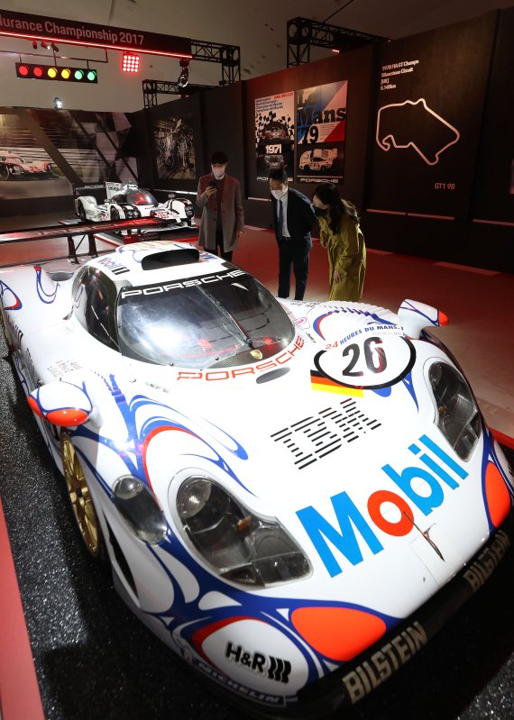 [서울=뉴시스] 백동현 기자 = '포르쉐 이코넨, 서울' 브랜드 뮤지엄 전시가 개최된 8일 오전 서울 중구 동대문디자인플라자에서 관람객들이 전시된 차를 둘러보고 있다. 이번 전시는 이날부터 22일까지 개최된다. 2022.04.08. livertrent@newsis.com