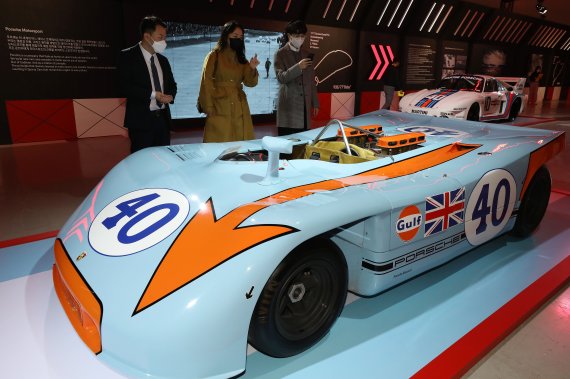 [서울=뉴시스] 백동현 기자 = '포르쉐 이코넨, 서울' 브랜드 뮤지엄 전시가 개최된 8일 오전 서울 중구 동대문디자인플라자에서 관람객들이 전시된 차를 둘러보고 있다. 이번 전시는 이날부터 22일까지 개최된다. 2022.04.08. livertrent@newsis.com