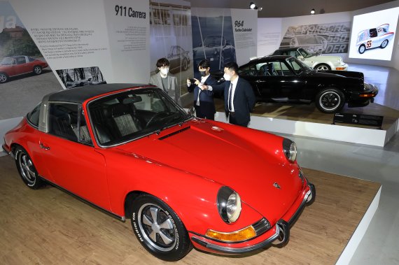 [서울=뉴시스] 백동현 기자 = '포르쉐 이코넨, 서울' 브랜드 뮤지엄 전시가 개최된 8일 오전 서울 중구 동대문디자인플라자에서 관람객들이 전시된 차를 둘러보고 있다. 이번 전시는 이날부터 22일까지 개최된다. 2022.04.08. livertrent@newsis.com