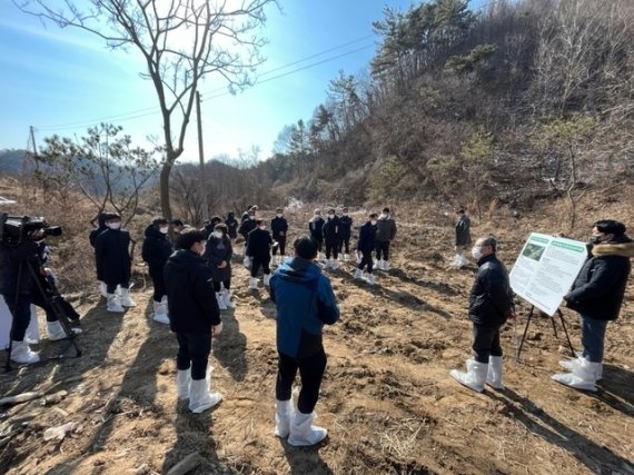 전북 정읍시가 환경·토양 오염 민원이 제기됐던 산외면 만병마을 인근의 토양 오염도와 수질 오염도의 공개조사 결과를 8일 공개했다. 사진은 지난 2월 진행된 오염도 조사 현장 © 뉴스1