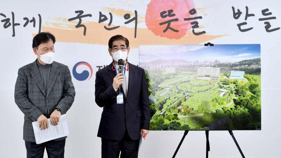 [서울=뉴시스] 최진석 기자 = 김용현 전 합참 작전본부장이 20일 서울 종로구 한국금융연수원 별관에 마련된 대통령직인수위원회 회견장에서 열린 청와대 대통령 집무실 용산 국방부 청사 이전 관련 기자회견에서 기자들의 질문에 답하고 있다. (공동취재사진) 2022.03.20. photo@newsis.com