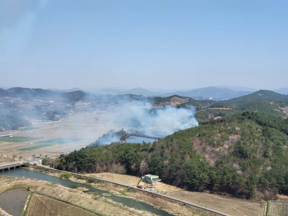 8일 오전 11시45분쯤 전남 보성군 보성읍 한 야산에서 산불이 발생해 산림당국이 진화 작업을 벌이고 있다.(전남도 제공)2022.4.8/뉴스1