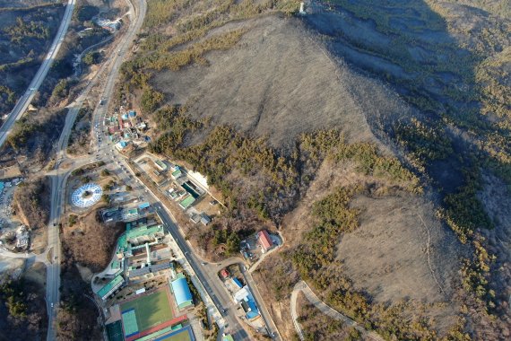 동해안 일대에 산불이 발생한지 사흘째인 지난 3월 6일 강원 동해시 묵호동 일대 야산이 불에 타 검게 그을려 있다. 2022.3.6/뉴스1 © News1 민경석 기자