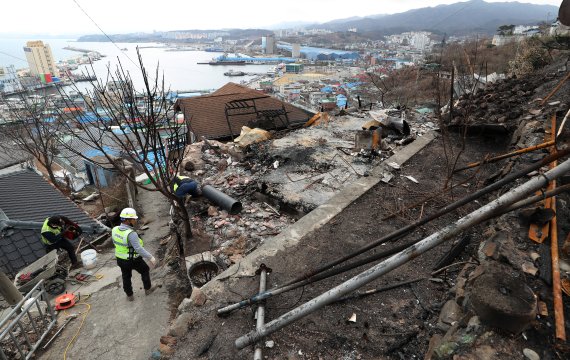 강원 동해시 묵호진동 산불피해 현장에서 피해복구 작업이 한창이다. 2022.3.15/뉴스1 © News1 구윤성 기자