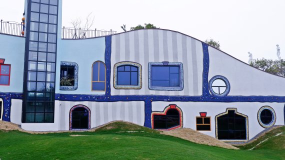 울퉁불퉁한 대지 위에 올려진 건물 © 뉴스1