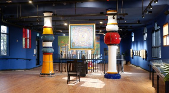 관람객이 작품과 소통할 수 있도록 놓인 1인용 의자 © 뉴스1