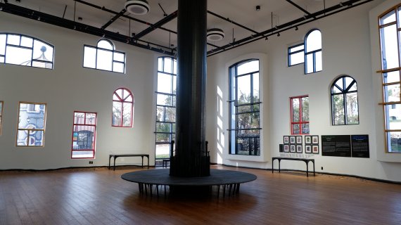 훈데르트바서뮤지엄에선 어느 하나 같은 형태의 창이 없다 .© 뉴스1