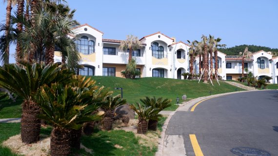 지중해풍으로 지어진 훈데르트바서 힐즈© 뉴스1