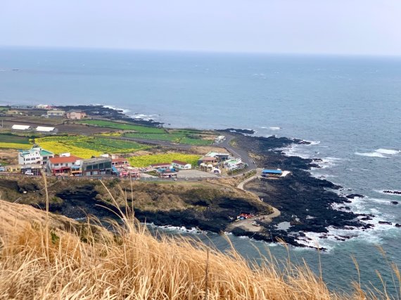 우대 등대공원에서 내려다바라본 우도의 봄 풍경© 뉴스1