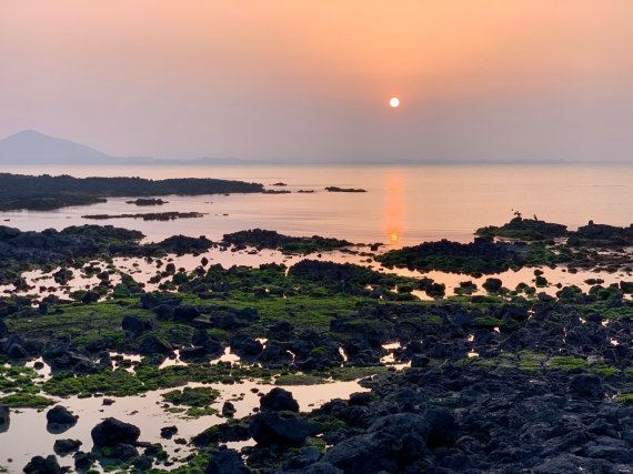 바다와 하늘을 분홍빛으로 물들인 우도 일몰© 뉴스1