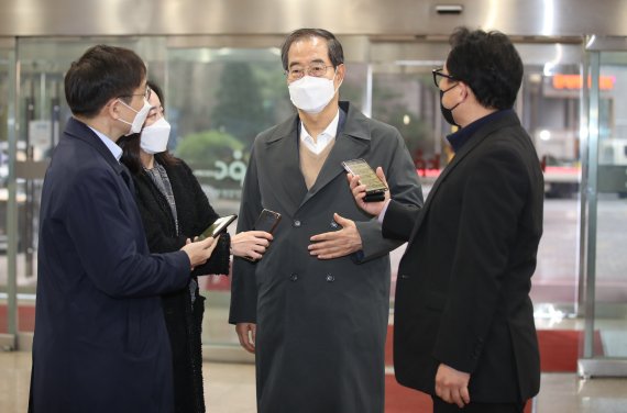 한덕수 국무총리 후보자가 8일 오전 서울 종로구 한국생산성본부에 마련된 국회 인사청문회 준비단 사무실로 출근하며 취재진의 질문에 답하고 있다. 2022.4.8/뉴스1 © News1 박지혜 기자