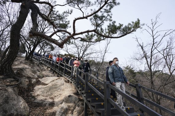 [서울=뉴시스] 문재인 대통령과 김정숙 여사가 5일 서울 북악산 남측 탐방로를 통해 산행을 하고 있다. 북악산 남측면은 오는 6일 전면 개방된다. (사진=청와대 제공) 2022.04.05. photo@newsis.com