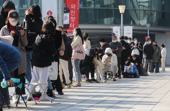 [서울=뉴시스] 권창회 기자 = 포켓몬 빵 인기가 계속되고 있는 3일 오전 서울 시내 대형마트 앞에서 고객들이 포켓몬 빵을 사기 위해 줄 서서 대기하고 있다. 2022.04.03. kch0523@newsis.com