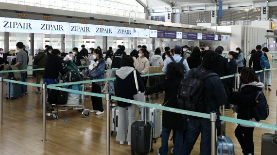 [인천공항=뉴시스] 이영환 기자 = 코로나19 백신 접종을 완료한 해외 입국자의 자가격리가 면제 되면서 공항 이용객이 증가하고 있는 3일 오전 인천국제공항 제1여객터미널에서 탑승객들이 출국 수속을 하고 있다. 2022.04.03. 20hwan@newsis.com