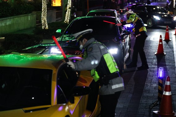 서울 강남구 신사동 일대에서 경찰이 전국 음주운전 일제단속을 하고 있다.(위 사진은 본 기사와 무관함)© News1 성동훈 기자 /사진=뉴스1