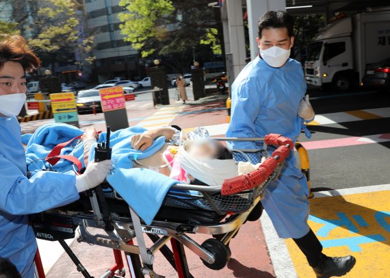 제주 해상 해경 헬기 추락사고 생존자인 기장 A경감(47)이 8일 오전 제주시 연동 제주한라병원 권역외상센터로 옮겨지고 있다. 현재 A경감은 다발성 골절을 입었으나 생명에 지장은 없는 상태다. 해경에 따르면 이날 오전 1시32분쯤 제주 서귀포시 대정읍 마라도 남서쪽 약 370㎞ 해상에서 남해지방해양경찰청 항공대 소속 헬기(S-92)가 추락해 현재 2명이 사망하고 1명이 실종됐다. 2022.4.8/뉴스1 © News1 오미란 기자