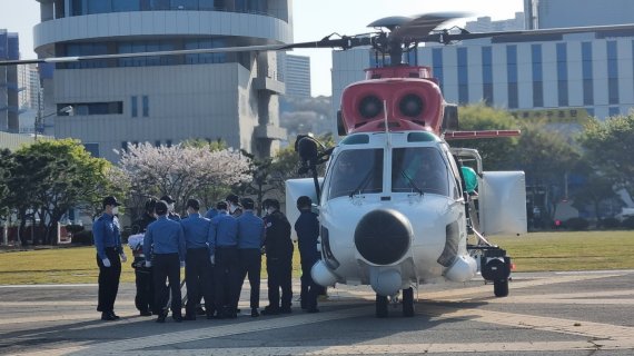 9일 오후 부산 영도구 부산해양경찰서 헬기장에서 제주 마라도 해상에서 발생한 헬기 추락사고로 순직한 정비사 차모 경장의 시신이 동료 해경에 의해 옮겨지고 있다. © 뉴스1