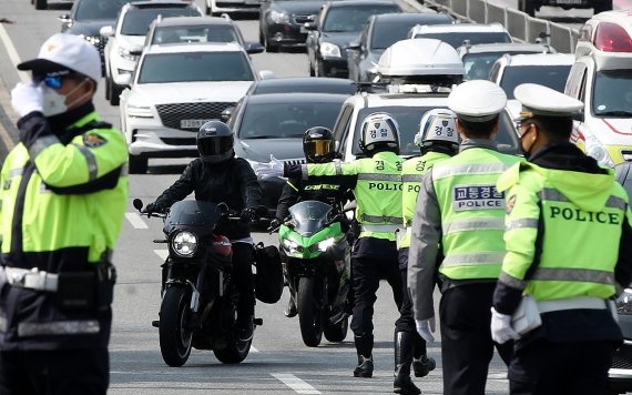 경기북부경찰청, 남양주남부경찰서와 한국교통안전공단 관계자들이 9일 경기도 남양주 경춘국도에서 봄철 활동이 늘어난 이륜차들의 난폭운전, 신호위반 등 불법구조변경행위 및 자동차 관리법 위반사항에 대해 단속하고 있다. 2022.4.9/뉴스1 © News1 박지혜 기자
