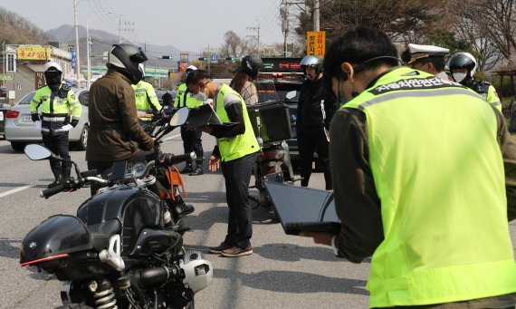 경기북부경찰청, 남양주남부경찰서와 한국교통안전공단 관계자들이 9일 경기도 남양주 경춘국도에서 봄철 활동이 늘어난 이륜차들의 난폭운전, 신호위반 등 불법구조변경행위 및 자동차 관리법 위반사항에 대해 단속하고 있다. 2022.4.9/뉴스1 © News1 박지혜 기자