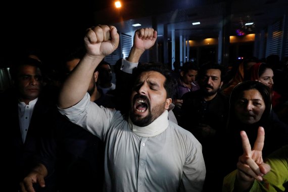 임란 칸 파키스탄 총리가 불신임 표결 뒤 10일(현지시간) 실각한 가운데 이에 항의하는 지지자들이 이슬라마바드 의회 앞에서 항의 시위를 하고 있다. 로이터뉴스1