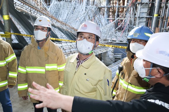 허태정 대전시장(가운데)이 지난 9일 중구 선화동 주상복합 신축공사 붕괴사고 현장을 둘러보고 있다. (대전시 제공) ©뉴스1