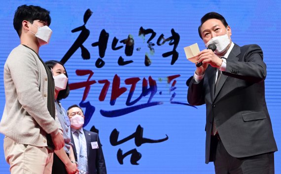 [서울=뉴시스] 인수위사진기자단 = 윤석열 대통령 당선인이 지난달 31일 서울 강남구 한국무역협회에서 열린 '청년무역 국가대표와의 만남'에서 청년 무역인들의 소망을 적은 쪽지를 읽고 있다. 윤 당선인이 당선 후 개별 경제단체를 방문하는 것은 이번이 처음이다. 2022.03.31. photo@newsis.com