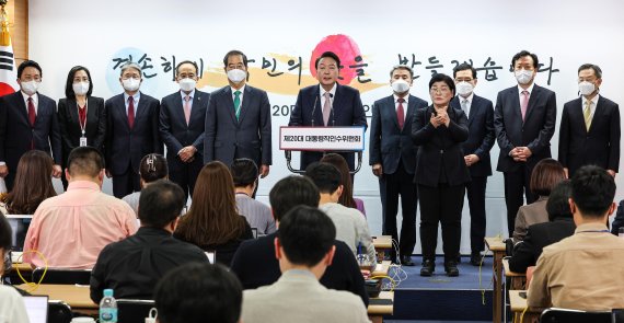 윤석열 대통령 당선인이 10일 오후 서울 종로구 제20대 대통령직인수위원회에서 초대 내각 명단을 발표하고 있다. 왼쪽부터(수어통역사 제외) 원희룡 국토교통부, 김현숙 여성가족부, 박보균 문화체육관광부, 추경호 경제부총리 겸 기획재정부 장관 후보자, 한덕수 국무총리 후보자, 윤 당선인, 이종섭 국방부, 이창양 산업통상부, 정호영 보건복지부, 이종호 과학기술정통부 장관 후보자. 사진=서동일 기자