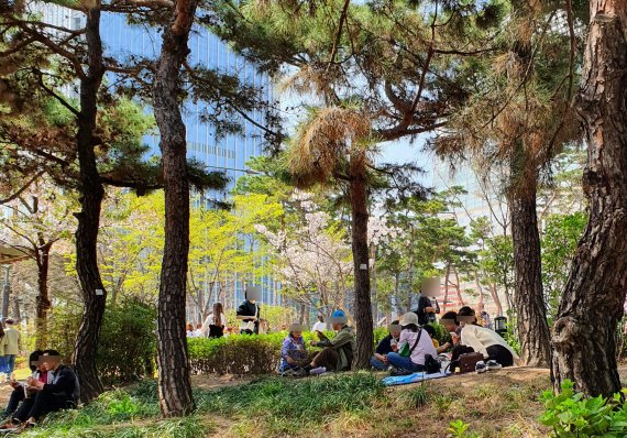 10일 석촌호수 벚꽃길 옆 언덕에 돗자리를 깔고 마스크를 벗은 채 음식물을 먹고 마시는 사람들도 발견돼 지나는 시민들이 눈살을 찌푸리기도 했다.2022.04.10./뉴스1 © News1 김정현 기자