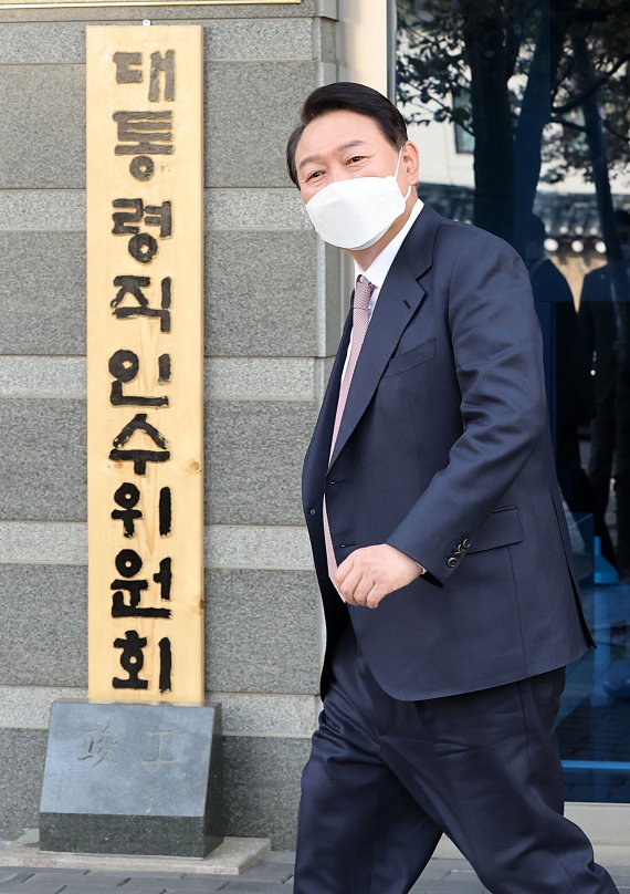 [서울=뉴시스] 인수위사진기자단 = 윤석열 대통령 당선인이 10일 서울 종로구 통의동 금융감독원 연수원에 마련된 대통령직인수위원회 사무실을 나서고 있다. 2022.04.10. photo@newsis.com