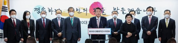 윤석열 대통령 당선인이 10일 오후 서울 종로구 제20대 대통령직인수위원회에서 새 정부 초대 내각 명단을 발표하고 있다. 왼쪽부터(수어통역사 제외) 원희룡 국토교통부 장관, 김현숙 여성가족부 장관, 박보균 문화체육관광부 장관, 추경호 경제부총리 겸 기획재정부 장관, 한덕수 국무총리 후보자, 윤 당선인, 이종섭 국방부 장관, 이창양 산업통상자원부 장관, 정호영 보건복지부 장관, 이종호 과학기술정보통신부 장관 후보자 사진=서동일 기자