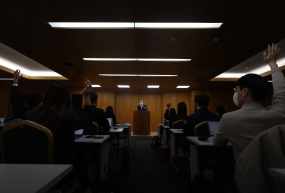 [서울=뉴시스] 조성우 기자 = 경제부총리 겸 기획재정부 장관으로 내정된 추경호 국민의힘 의원이 10일 오후 서울 중구 은행회관에서 열린 기자간담회에서 취재진 질문을 받고 있다. (공동취재사진) 2022.04.10. photo@newsis.com