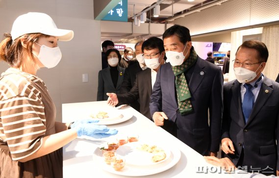 윤화섭 안산시장 청년몰 격려방문. 사진제공=안산시