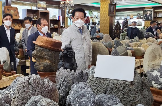 김영록 전남도지사가 9일 오전 문화예술 현장인 순천시 상사면 세계수석박물관을 방문, 박병선 관장으로부터 지난 40여년 동안 모은 수석을 살펴보고 있다.(전남도 제공) 2022.4.9/뉴스1 © News1