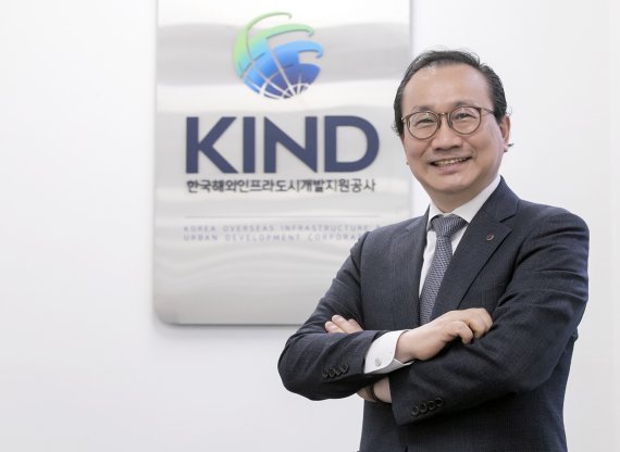 이강훈 한국해외인프라도시개발지원공사 사장이 8일 서울 영등포구 국제금융로 IFC 내 한국해외인프라도시개발지원공사에서 뉴스1과 인터뷰에 앞서 포즈를 취하고 있다. 2022.4.8/뉴스1 © News1 김진환 기자