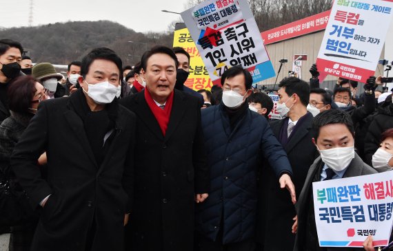 윤석열 국민의힘 대선 후보가 27일 오후 경기 성남 대장동 현장을 찾아 이재명 더불어민주당 대선 후보 등에 대한 특검 수사 촉구 기자회견을 마친 뒤 원희룡 전 제주도지사와 아파트단지를 둘러보고 있다. 2021.12.27/뉴스1 © News1 국회사진취재단