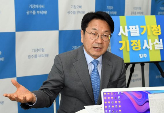 광주시장 선거에 도전장을 낸 강기정 전 청와대 정무수석이 10일 광주 서구 치평동 S타워 3층 '강추 선거캠프' 사무실에서 뉴스1과 인터뷰를 하고 있다.2022.4.10/뉴스1 © News1 박준배 기자