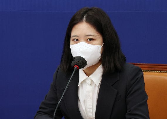 [서울=뉴시스] 최진석 기자 = 박지현 더불어민주당 공동비대위원장이 7일 오전 서울 여의도 국회 당대표실에서 열린 전국위원회 위원장단 간담회에 참석해 모두발언을 하고 있다. (공동취재사진) 2022.04.07. photo@newsis.com