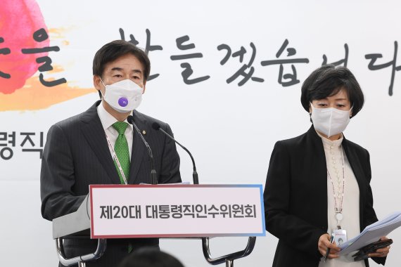 인수위사진기자단 = 제20대 대통령직인수위원회 정무사법행정분과 이용호 간사(왼쪽)와 박순애 인수위원이 11일 서울 종로구 통의동 인수위 공동기자회견장에서 법적, 사회적 나이 계산법 통일에 관한 브리핑을 하고 있다. 사진=뉴스1화상