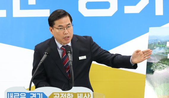 [서울=뉴시스] 지난 2019년 3월6일 당시 유동규 경기관광공사 사장이 경기도청 구관 2층 브리핑룸에서 '임진각~판문점 간 평화 모노레일 설치 추진 계획'에 대해 브리핑을 하고 있다. (사진=경기도 제공) 2021.10.05. photo@newsis.com *재판매 및 DB 금지