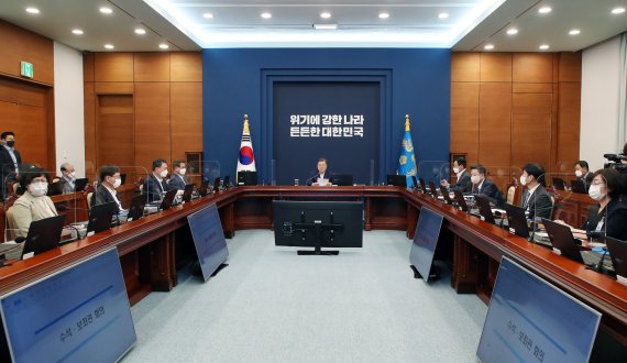 [서울=뉴시스] 김진아 기자 = 문재인 대통령이 11일 오후 청와대 여민관에서 열린 수석보좌관회의를 주재하고 있다. 2022.04.11. bluesoda@newsis.com <저작권자ⓒ 공감언론 뉴시스통신사. 무단전재-재배포 금지.> /사진=뉴시스화상