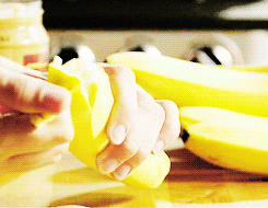 바나나는 모발 성장에 도움 되는 비오틴을 함유한 과일이다. 바나나는 손질이 쉽고 따로 익힐 필요가 없어 쉽고 간편하게 이색 요리를 만들 수 있다. 출처 Giphy
