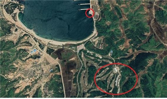 북한 금강산 관광지구 내 고급 골프장인 '아난티 골프 & 스파 리조트'(아래쪽 원). 위쪽 작은 원이 해금강호텔. 사진=구글 어스 캡처