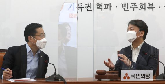 안철수 대통령직인수위원장(오른쪽)과 이태규 국민의당 의원. 사진=뉴스1