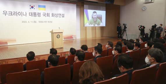 볼로디미르 젤렌스키 우크라이나 대통령이 11일 서울 영등포구 국회도서관 대강당에서 화상연설을 하고있다. 사진=서동일 기자