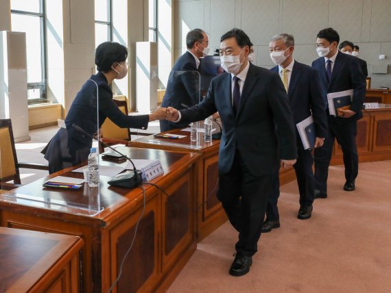 김오수 검찰총장이 11일 서울 서초구 대검찰청에서 열린 전국 지검장 회의에 참석하며 노정연 창원지검장과 인사하고 있다. 사진은 왼쪽부터 노 지검장, 김 총장, 박성진 차장검사, 예세민 기획조정부장 사진=박범준 기자