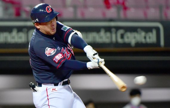 롯데 안치홍의 밀어치기 타법 /사진=뉴시스