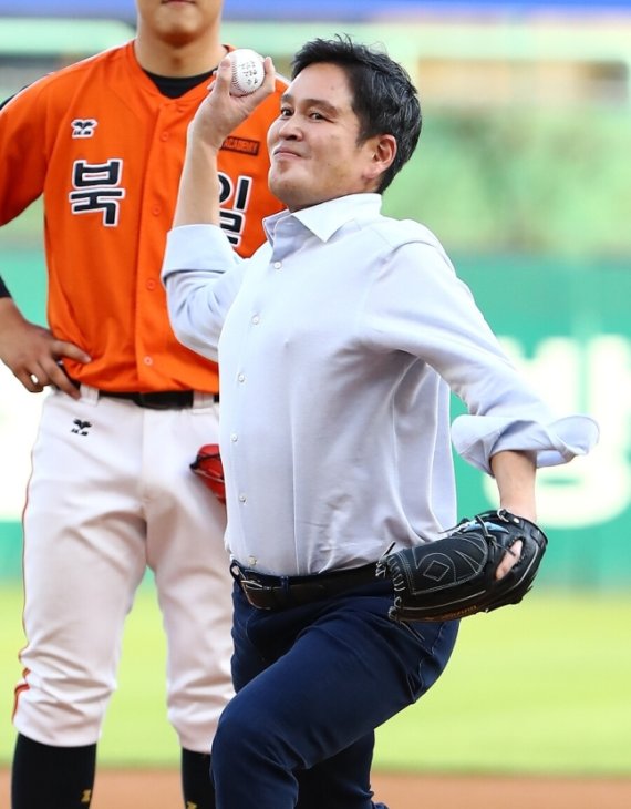 정용진 이마트 대표 복귀 13년 만에 전면 경영｜최신 뉴스&middot;나이&middot;고현정&middot;한지희&middot;가계도&middot;부인&middot;집&middot;멸공 총정리 - 정용진 SSG 야구 현장 시구