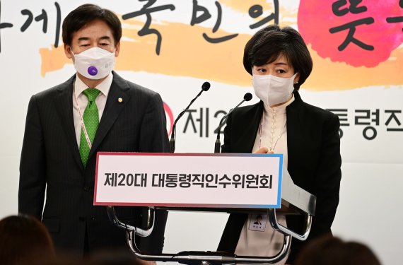 제20대 대통령직인수위원회 정무사법행정분과 이용호 간사(왼쪽)와 박순애 인수위원이 11일 서울 종로구 통의동 인수위 공동기자회견장에서 법적·사회적 나이 계산법 통일에 관한 브리핑 후 질문에 답하고 있다. /사진=뉴스1