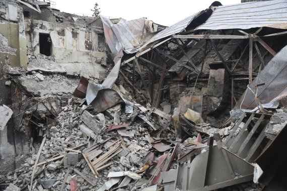 '아세안+3 거시경제조사기구'는 러시아-우크라이나 전쟁 장기화를 아세안+3 지역 경기하방요인으로 12일 제시했다. 사진은 지난 4일(현지시간) 우크라이나 동부 마리우폴의 극장이 지난달 발생한 러시아군 폭격으로 파괴된 모습. /사진=뉴시스