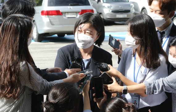 임은정 법무부 감찰담당관이 지난해 9월8일 오전 경기 정부과천청사 고위공직자범죄수사처(공수처)에 참고인 신분으로 소환조사 받기 위해 출석하며 취재진 질문에 답하고 있다./사진=뉴스1